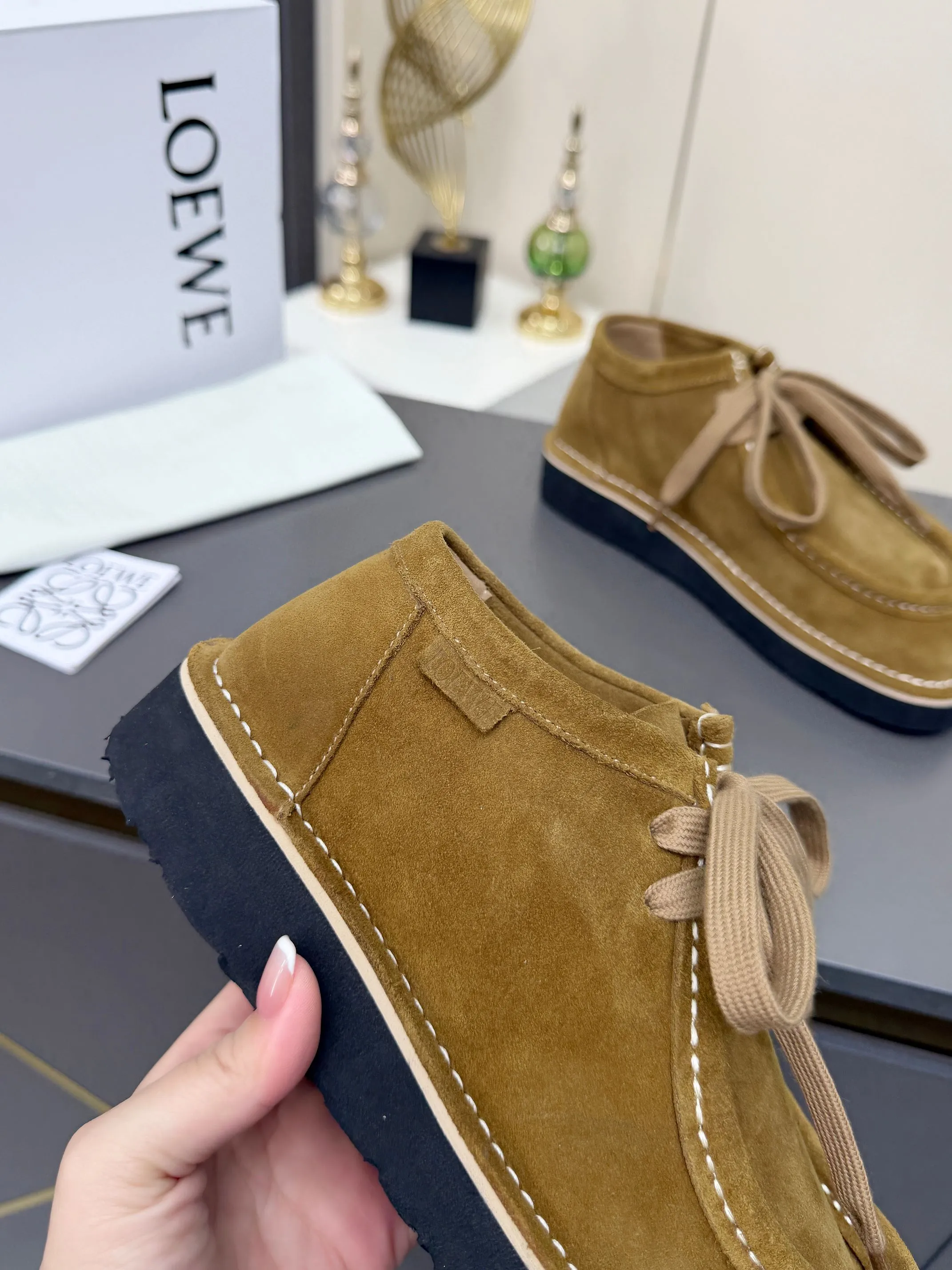 👟👟Ex-factory price 560👟👟 LOEWE·Loewe's latest kangaroo shoes, split cow leather, suede cow leather, thick-soled lace-up casual shoes, lace-up retro British style, from design to texture, allowing you to easily have a high-end luxury wearing experience. The upper is made of imported high-mercerized smooth cow suede. The delicate texture has a natural velvet-like sheen. Every inch exudes low-key sophistication. It is matched with the light-feeling EVA foam outsole. The 3-centimeter heel height is just right. It not only quietly elongates the body shape, but also brings the comfort of walking on the ground! The original version was purchased and developed, and the details are well handled. It is worth owning. It has a unique fashionable and trend-leading style. It is highly recommended to stock up. The shoe style is great, the leather is soft and comfortable, very comfortable on the feet and easy to match. ✦Fabric: imported high mercerized cowhide ✦Lining: no lining ✦Outsole: original EVA foam outsole ✦Number of sizes: women's size: 35#-40# (TT)